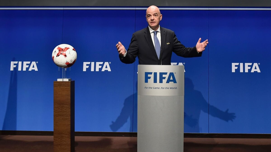 Логотип FIFA на футбольном поле