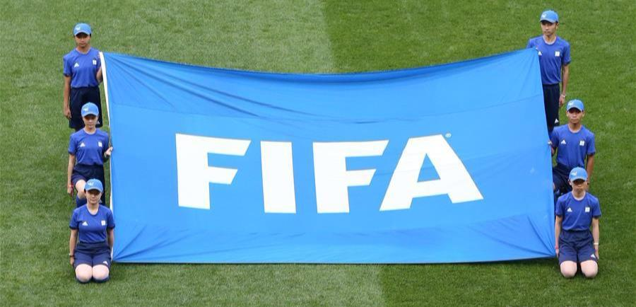 Кубок мира FIFA в руках футболистов
