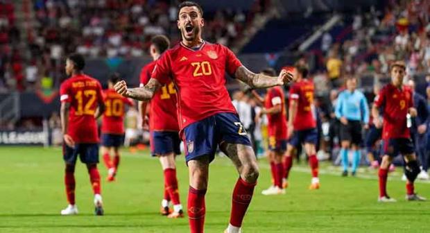 ENSCHEDE, NETHERLANDS - JUNE 15: Joselu of Spain celebrates after scoring the team's second goal with his teammates during the UEFA Nations League 2022/23 Semifinal match between Spain and Italy at the FC Twente Stadion on June 15, 2023 in Enschede, Nethe