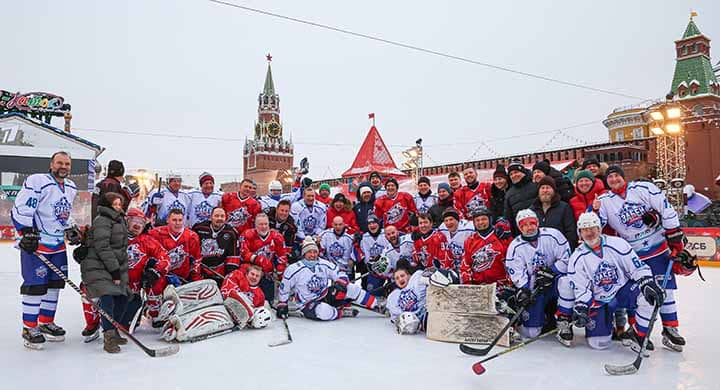 Жирков, Мостовой и звездные артисты сыграли в хоккей на Красной площади