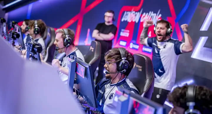 Экспресс на BLAST Premier принес беттору 603 000 рублей