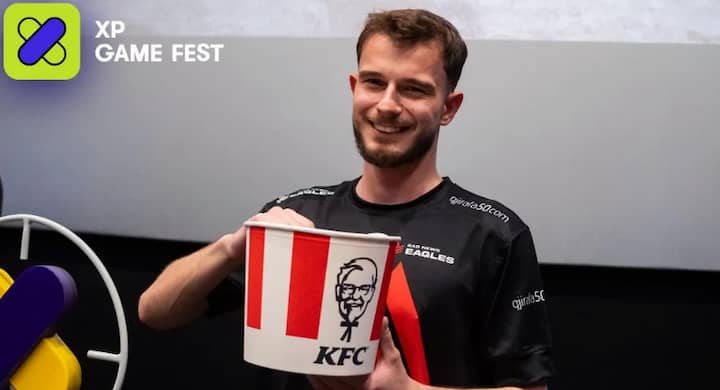 Приз лучшему игроку турнира - ведро крыльев из KFC