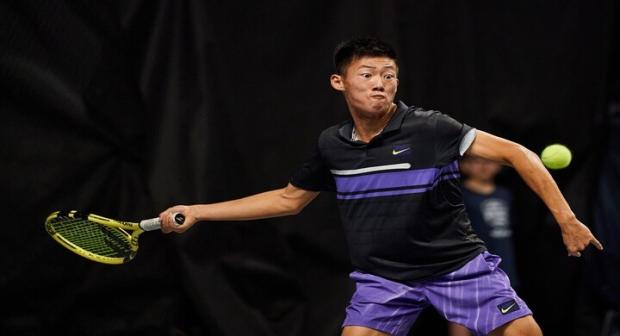 Густаво Хейде в рамках четвертьфинала ATP San Marino Challenger сыграет против Цзэн Цзэна. Матч состоится 2 августа в 12:00 по МСК. Густаво Хейде Густаво Хейде в рейтинге ATP находится только на 154-й позиции. Теннисист в данном сезоне добился 22-х викторий и потерпел 14 поражений. Отметим, что бразилец стал победителем челленджера в Асунсьоне, а на турнирах высшей серии он максимально добирался до четвертьфинала не так давно в Гштааде. На своем же предыдущем турнире в Китцбюэле Густаво вылетел уже в первом круге основной сетки, а в Сан-Марино Хейде в первых двух раундах поочередно в упорной борьбе обыгрывал представителя Австрии Филипа Мисолича (3:6 6:4 6:1) и боснийца Нермана Фатича (6:2 5:7 7:6). Цзэн Цзэн Цзэн Цзэн на 146-й строчке в мировом табели о рангах. В текущем году представитель Тайваня одержал 36 побед и в 21-м матче проигрывал. К этому стоит добавить, что он выиграл два челленджера, помимо чего теннисист в Простееве уступил только в финальной встрече. В свою очередь на последних турнирах Цзэн Цзэн играл неудачно, вылетая на начальных стадиях, а на ATP San Marino Challenger тайванец хорош. По пути в четвертьфинал теннисист в двух сетах добивался уверенных викторий над Франческо Маэстрелли из Италии (6:3 6:3) и испанцем Карлосом Лопесом Монтагудом (6:4 6:3). Личные встречи Предстоящая встреча между теннисистами станет первой очной в истории. Коэффициенты букмекеров Коэффициенты БК Винлайн на исход матча: Густаво Хейде – 1,82, Цзэн Цзэн – 1,88. Котировки на тоталы: ТБ 22,5 – 1,93, ТМ 22,5 – 1,78. 