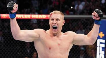 Российский гигант ожидаемо прервал серию поражений в UFC