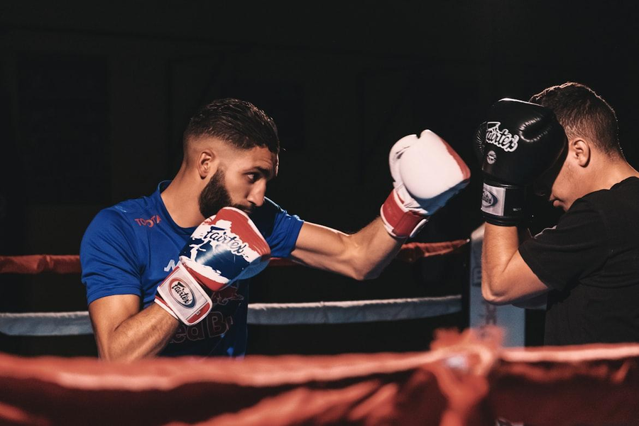 Левосторонняя стойка southpaw в боксе