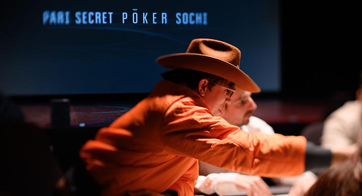 Клиенты «Пари» сыграли в покер с Алексем Щербаковым