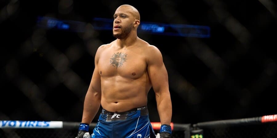 Алекс Перейра в октагоне UFC