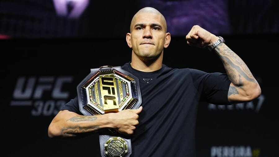 Перейра празднует победу в UFC