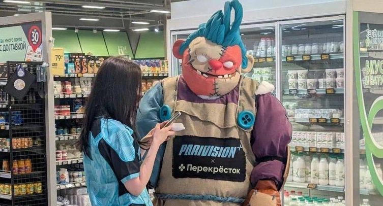 «Мясник» из Dota 2 появился в московском супермаркете в рамках коллаборации с PARIVISION